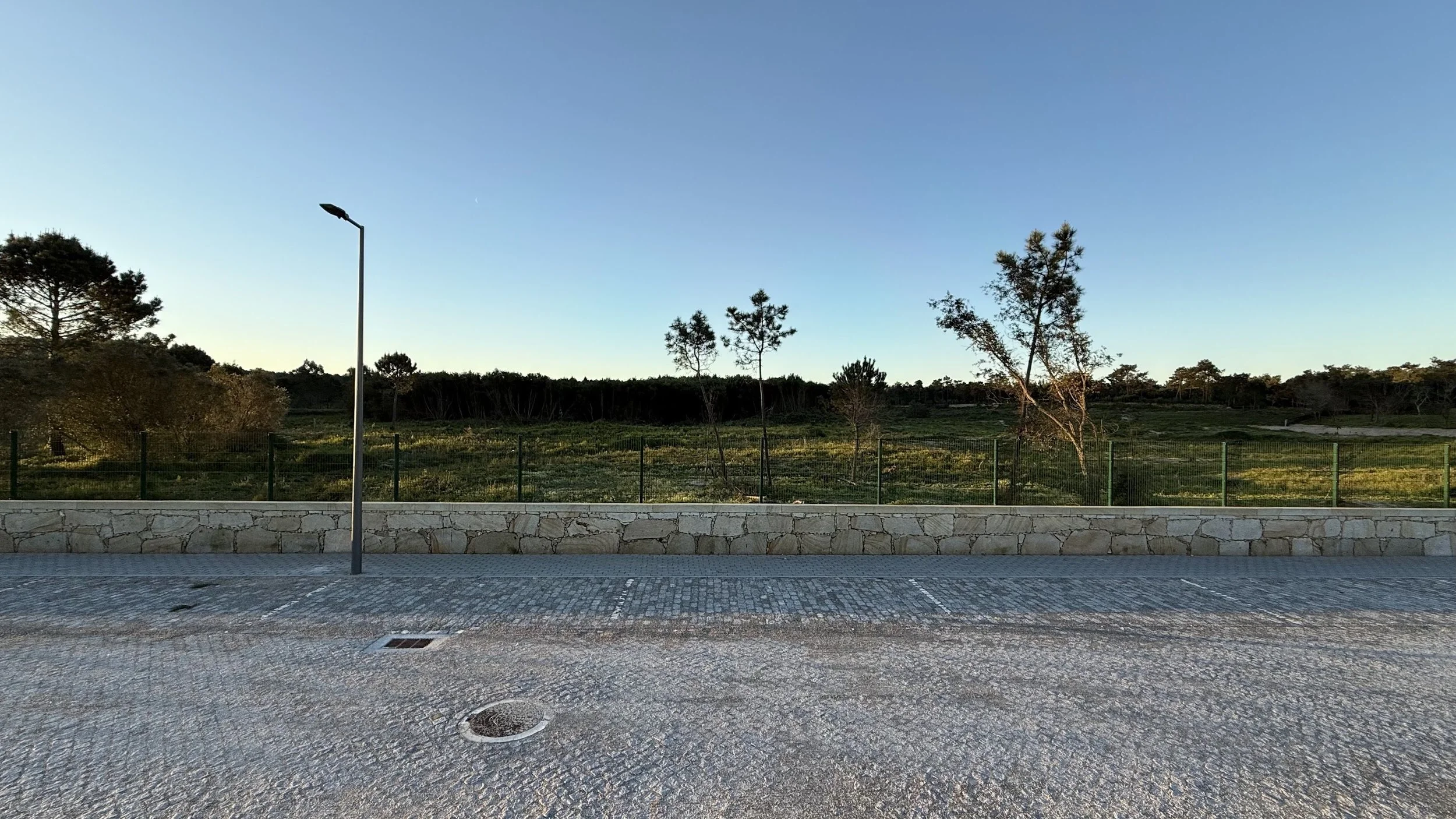 Ruas do empreendimento com iluminação